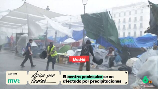 Totalmente empapados y achicando agua con cubos: la tormenta anega la acampada por la vivienda en Sol