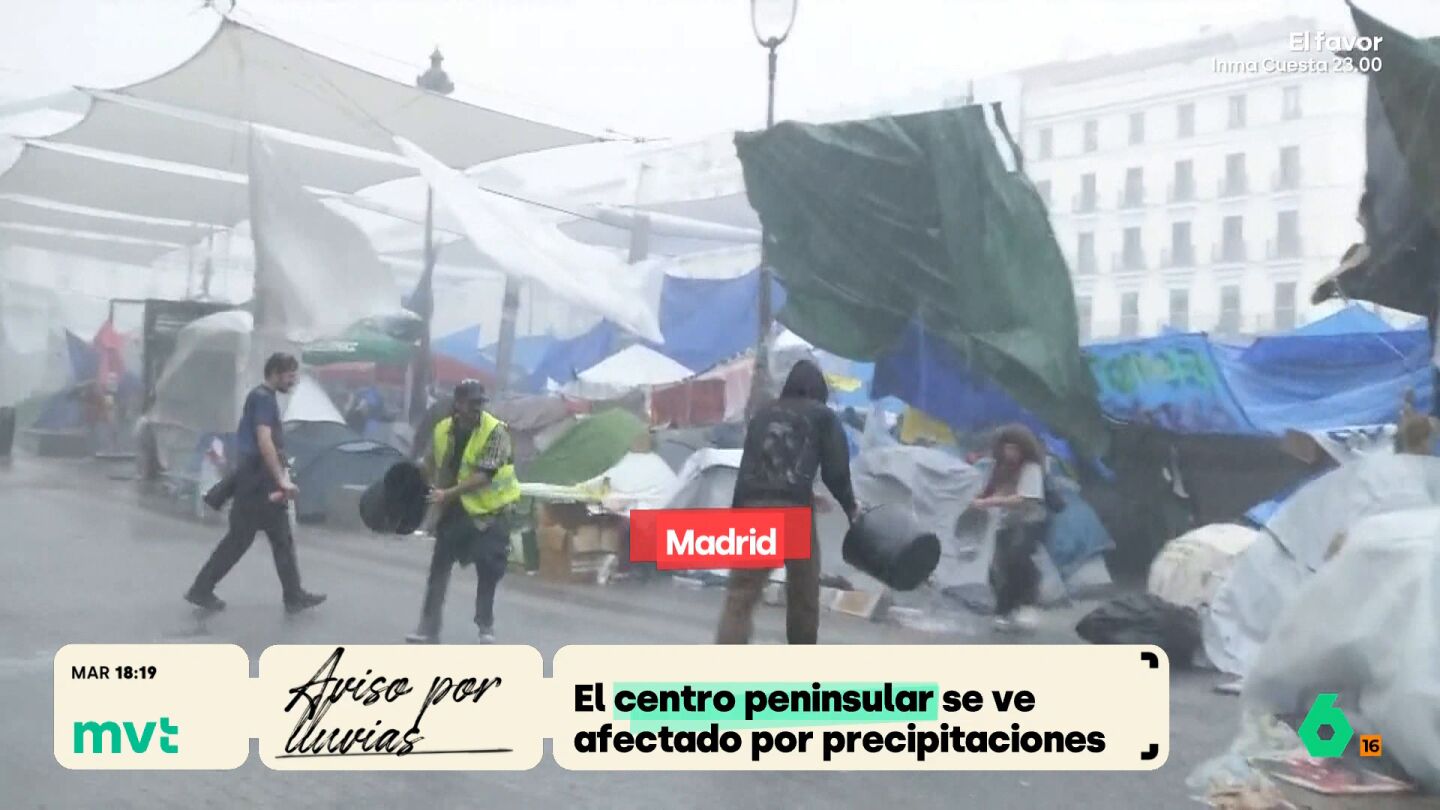 Totalmente empapados y achicando agua con cubos: la tormenta anega la acampada por la vivienda en Sol