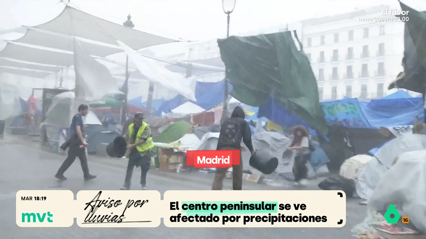 Totalmente empapados y achicando agua con cubos: la tormenta anega la acampada por la vivienda en Sol Totalmente empapados y achicando agua con cubos: la tormenta anega la acampada por la vivienda en Sol
