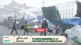 Totalmente empapados y achicando agua con cubos: la tormenta anega la acampada por la vivienda en Sol