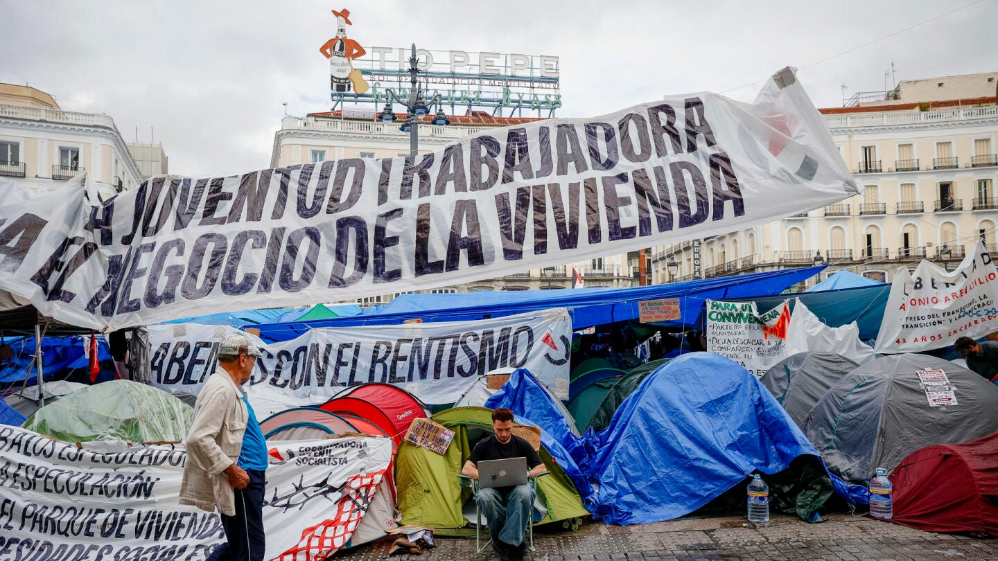 Un joven con su ordenador en la acampada que permanece en la Puerta del Sol