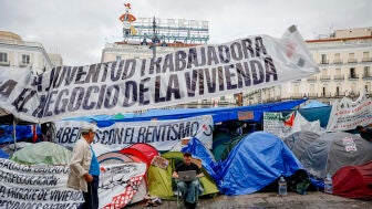 Un joven con su ordenador en la acampada que permanece en la Puerta del Sol