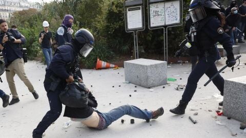 Del pupitre a las barricadas: miles de franceses se suman a los estudiantes en unas manifestaciones que siguen acumulando detenciones