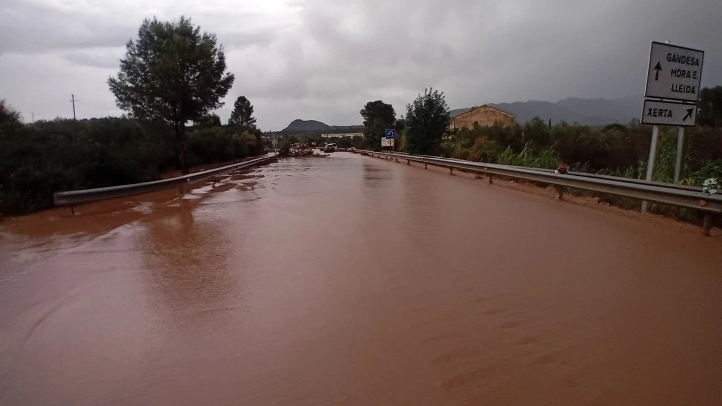 Una carretera inundada por el agua en la provincia de Lleida Una carretera inundada por el agua en la provincia de Lleida