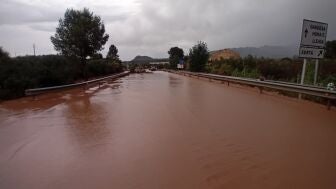 Una carretera inundada por el agua en la provincia de Lleida