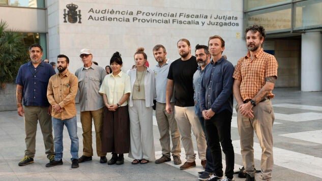 Los 11 activistas de Greenpeace antes de su entrada al juicio