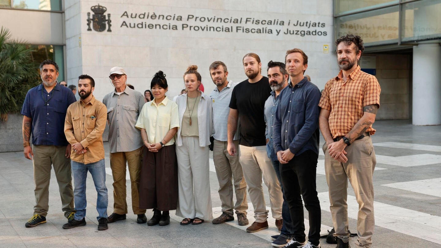 Los 11 activistas de Greenpeace antes de su entrada al juicio