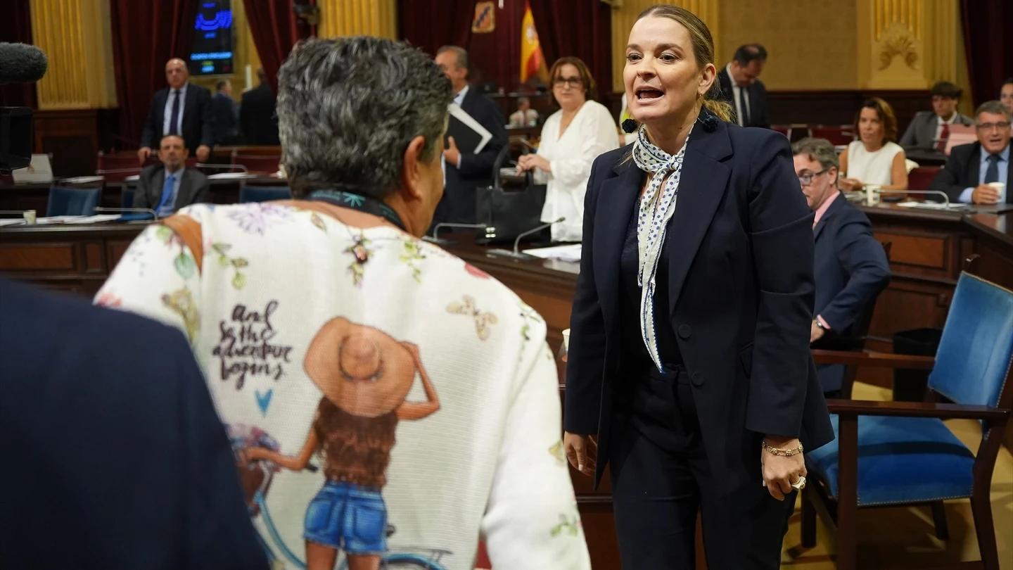 La mujer desahuciada que interrumpió el pleno del Parlament de Baleares y la presidenta del Govern Balear, Marga Prohens, este martes. La mujer desahuciada que interrumpió el pleno del Parlament de Baleares y la presidenta del Govern Balear, Marga Prohens, este martes.