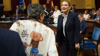La mujer desahuciada que interrumpi&oacute; el pleno del Parlament de Baleares y la presidenta del Govern Balear, Marga Prohens, este martes.