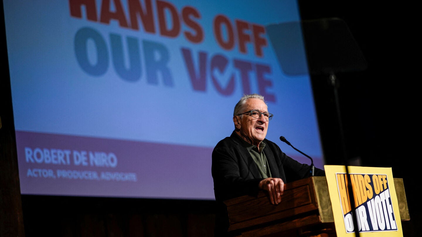 El actor Robert De Niro habla durante &laquo;Hands Off Our Vote!&raquo; (&laquo;&iexcl;No toquen nuestro voto!&raquo;), un evento de movilizaci&oacute;n de votantes en la ciudad de Nueva York, Estados Unidos, el 4 de octubre de 2026.