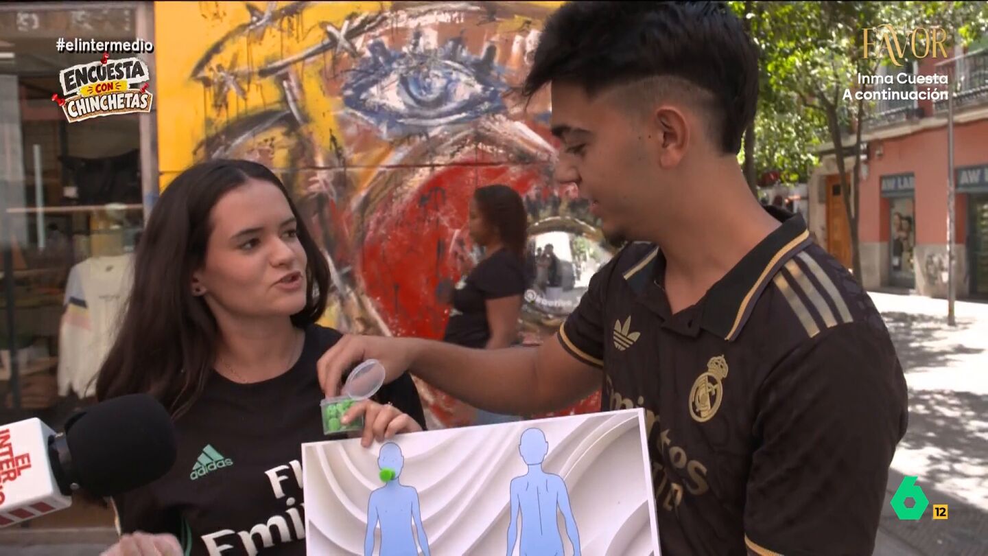 El Intermedio sale a la calle para descubrir qu&eacute; partes del cuerpo de sus parejas eliminar&iacute;an: "Me sobra, encima huelen"
