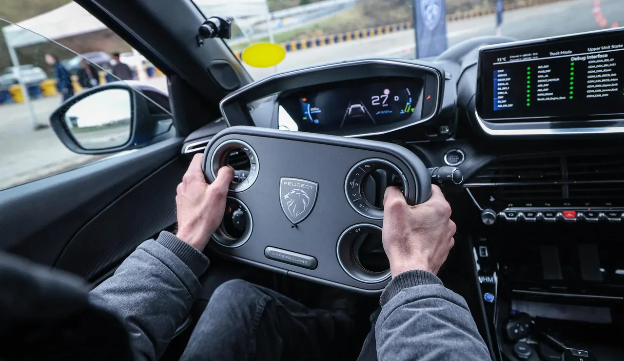 Peugeot llevaba años enseñándolo como algo del futuro, pero ya lo prueba en el nuevo 208: un volante que gira menos de una vuelta