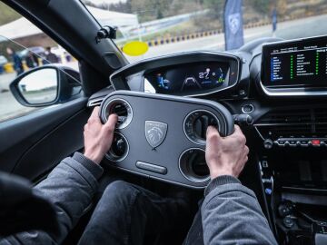 Peugeot llevaba a&ntilde;os ense&ntilde;&aacute;ndolo como algo del futuro, pero ya lo prueba en el nuevo 208: un volante que gira menos de una vuelta