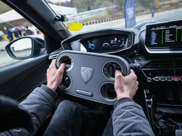 Peugeot llevaba años enseñándolo como algo del futuro, pero ya lo prueba en el nuevo 208: un volante que gira menos de una vuelta Peugeot llevaba años enseñándolo como algo del futuro, pero ya lo prueba en el nuevo 208: un volante que gira menos de una vuelta