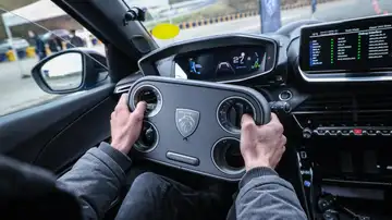 Peugeot llevaba años enseñándolo como algo del futuro, pero ya lo prueba en el nuevo 208: un volante que gira menos de una vuelta Peugeot llevaba años enseñándolo como algo del futuro, pero ya lo prueba en el nuevo 208: un volante que gira menos de una vuelta