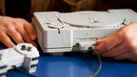 Acaban de crear el mejor juguete del mundo: Lego, PlayStation y Gran Turismo, en las 1.911 piezas del set que hay que conseguir sí o sí Acaban de crear el mejor juguete del mundo: Lego, PlayStation y Gran Turismo, en las 1.911 piezas del set que hay que conseguir sí o sí