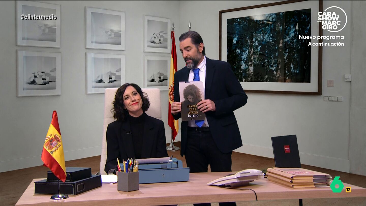 Cristina Gallego imita a Isabel D&iacute;az Ayuso, que publicar&aacute; su primer libro el pr&oacute;ximo 2 de diciembre, mientras Dani Mateo le recomienda no hablar del &aacute;tico de Chamber&iacute;, dar "una vuelta" al cap&iacute;tulo titulado "As&iacute; apu&ntilde;al&eacute; a Pablo Casado" y cambiar la portada.
