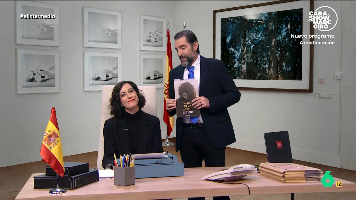 'Ayuso' ultima los detalles de su primer libro: "En un ático de Chamberí, de cuyo precio no quiero acordarme..." Cristina Gallego imita a Isabel Díaz Ayuso, que publicará su primer libro el próximo 2 de diciembre, mientras Dani Mateo le recomienda no hablar del ático de Chamberí, dar "una vuelta" al capítulo titulado "Así apuñalé a Pablo Casado" y cambiar la portada.