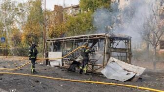Rescatistas ucranianos trabajan en el lugar de un ataque ruso contra un autob&uacute;s civil en Kramatorsk, en la regi&oacute;n de Donetsk (Ucrania).
