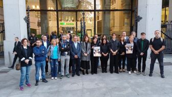 Minuto de silencio de M&aacute;s Madrid antes del pleno de la Asamblea de Madrid