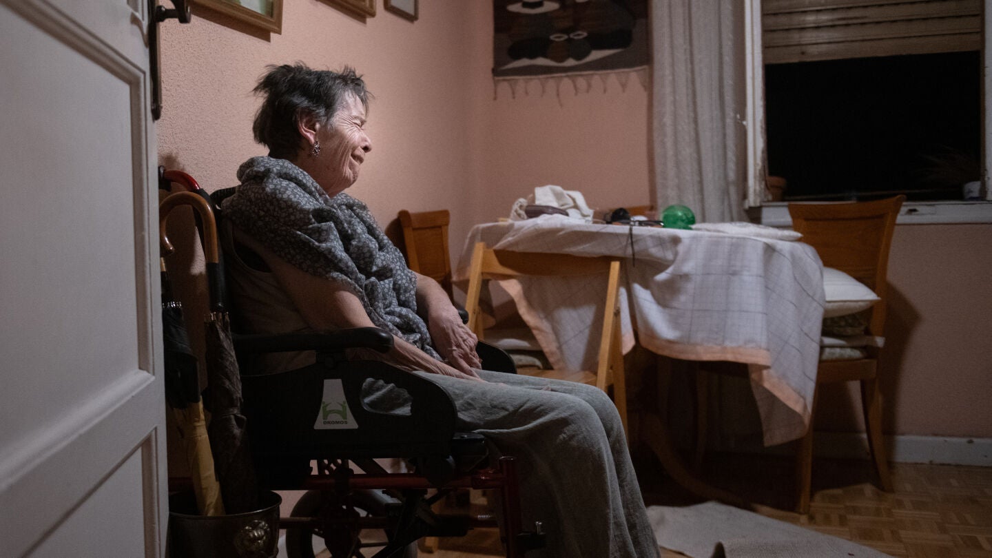 Imagen de Maricarmen mientras esperaba en su casa a que se ejecutara el desahucio, a 23 de septiembre de 2026, en Madrid (Espa&ntilde;a).