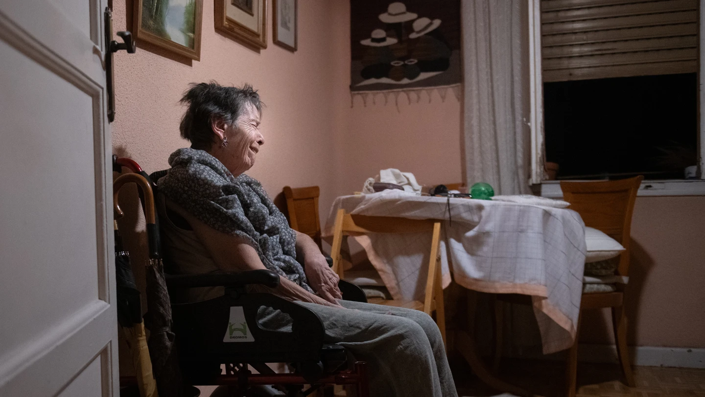 Imagen de Maricarmen mientras esperaba en su casa a que se ejecutara el desahucio, a 23 de septiembre de 2026, en Madrid (España). Imagen de Maricarmen mientras esperaba en su casa a que se ejecutara el desahucio, a 23 de septiembre de 2026, en Madrid (España).