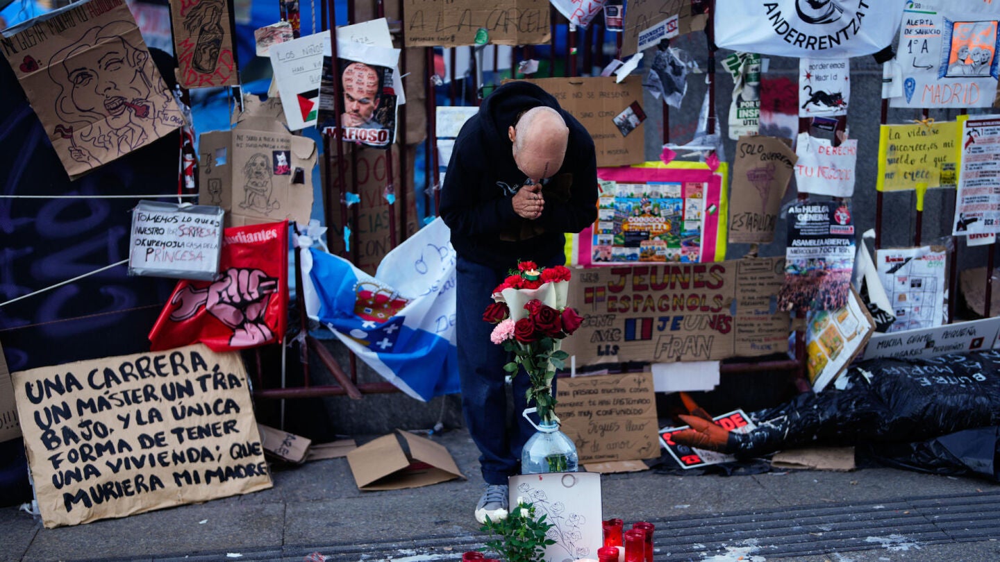 Un hombre muestra sus respetos en la Puerta del Sol de Madrid, en recuerdo de Maricarmen