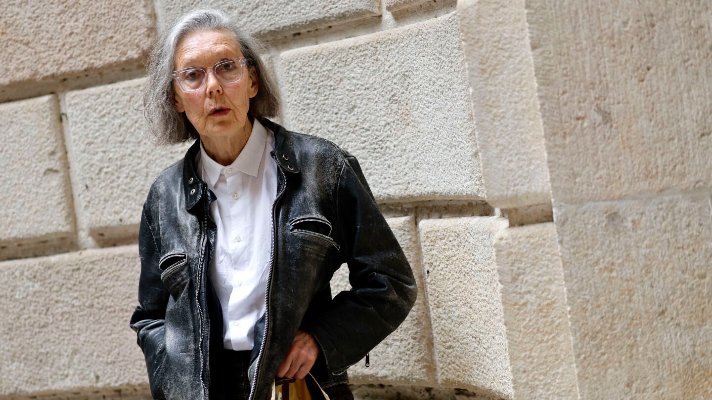 La canadiense Anne Carson ha ganado el Premio Nobel de Literatura 2026 "por su obra audaz e inventiva que, en di&aacute;logo l&uacute;dico con la tradici&oacute;n cl&aacute;sica, ha creado nuevas formas para la literatura contempor&aacute;nea", anunci&oacute; este jueves la Academia Sueca.