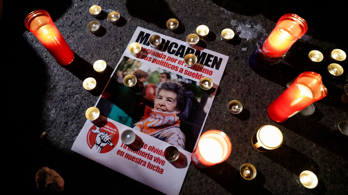 Una imagen de Maricarmen tras conocerse su muerte rodeada de velas