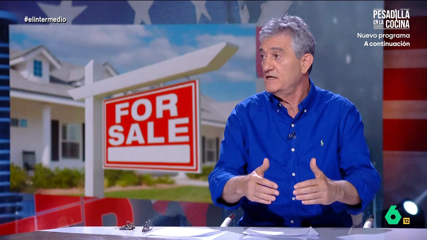 Guillermo Fesser explica cómo es la crisis en la vivienda en EEUU: "Los salarios no han subido desde los años 70" "Ahora mismo, de cada de cada 13 personas que estén firmando un contrato de alquiler o de compra, uno va a ser desahuciado antes de que lleguen las Navidades", afirma Guillermo Fesser, que analiza la crisis de la vivienda en EEUU a causa de los bajos salarios y las políticas fiscales de Trump que benefician a los más ricos.