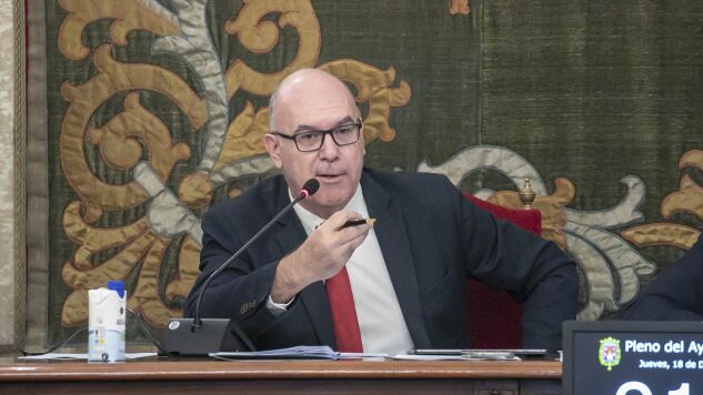 El vicealcalde de Alicante, Manuel Villar, interviene en un pleno del Ayuntamiento