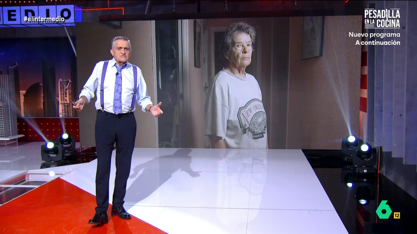 Wyoming eleva a Maricarmen a la categoría de símbolo: "Ha sacado a la luz a las 45 familias que cada día sufren un desahucio en este país" "Maricarmen se ha convertido ya en la imagen de cientos de miles de personas que en mayor o menor medida sufren las consecuencias de un sistema injusto e inhumano", afirma Wyoming en el arranque de El Intermedio.