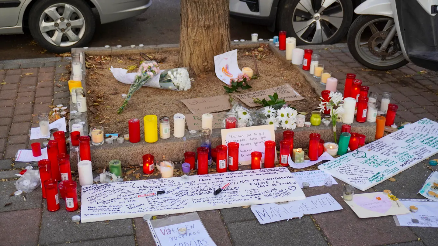 Velas y mensajes a las puertas de la vivienda de la que fue desahuciada Maricarmen Velas y mensajes a las puertas de la vivienda de la que fue desahuciada Maricarmen