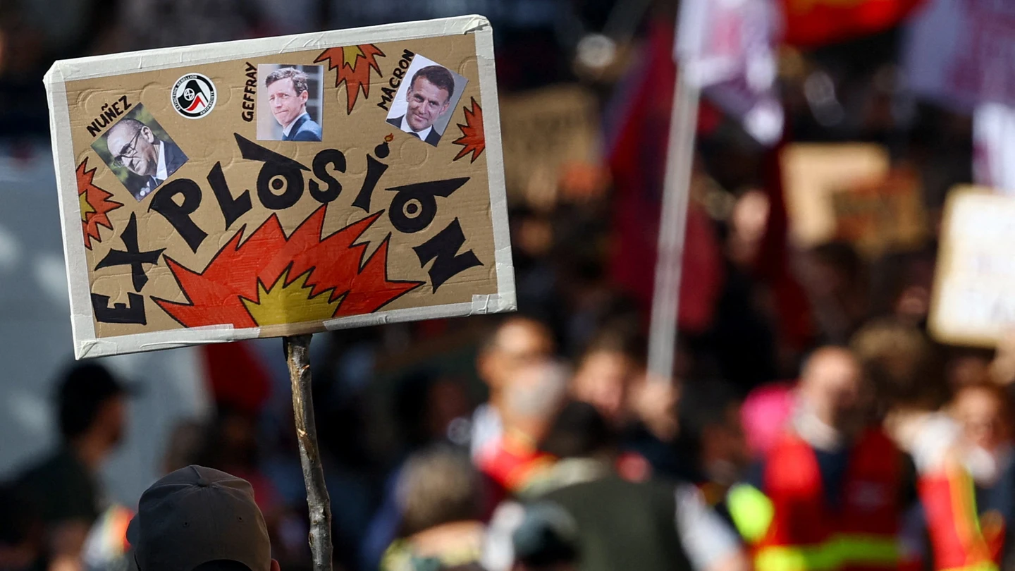 Un cartel de las protestas de Francia con fotografías del ministro del Interior francés, Laurent Nuñez; del ministro de Educación, Edouard Geffray; y del presidente Emmanuel Macron. Un cartel de las protestas de Francia con fotografías del ministro del Interior francés, Laurent Nuñez; del ministro de Educación, Edouard Geffray; y del presidente Emmanuel Macron.