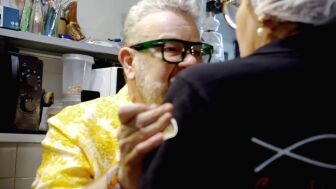 Alberto Chicote abandona 'Como la trucha al trucho' tras re&iacute;rse la cocinera en su cara