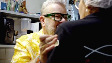 Alberto Chicote abandona 'Como la trucha al trucho' tras re&iacute;rse la cocinera en su cara