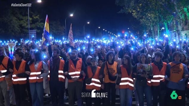 El sentido momento en la marcha en Madrid por Maricarmen frente a su portal: en completo silencio y con las linternas de los m&oacute;viles