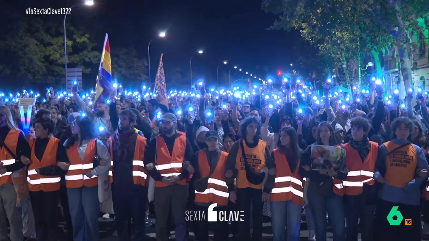 El sentido momento en la marcha en Madrid por Maricarmen frente a su portal: en completo silencio y con las linternas de los móviles El sentido momento en la marcha en Madrid por Maricarmen frente a su portal: en completo silencio y con las linternas de los móviles