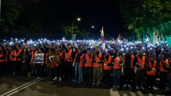 Miles de personas encienden las luces de sus m&oacute;viles en memoria de Maricarmen en la marcha de Madrid.