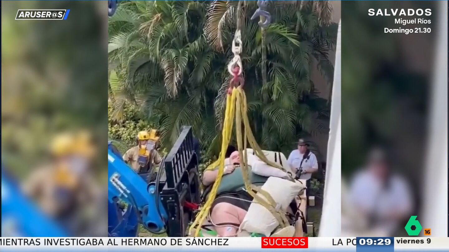 V&Iacute;DEO | Los bomberos rescatan con gr&uacute;a a un hombre de 270 kilos de su piso en Florida