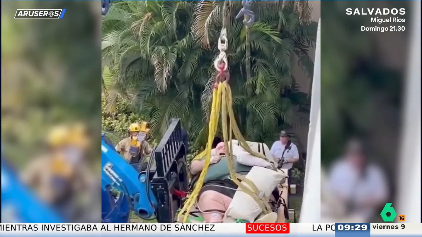 VÍDEO | Los bomberos rescatan con grúa a un hombre de 270 kilos de su piso en Florida VÍDEO | Los bomberos rescatan con grúa a un hombre de 270 kilos de su piso en Florida