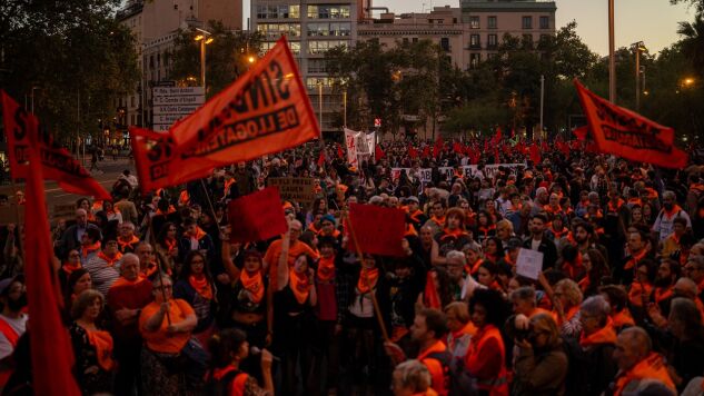 Manifestaci&oacute;n por la vivienda y en memoria de Maricarmen y Olga en Barcelona.