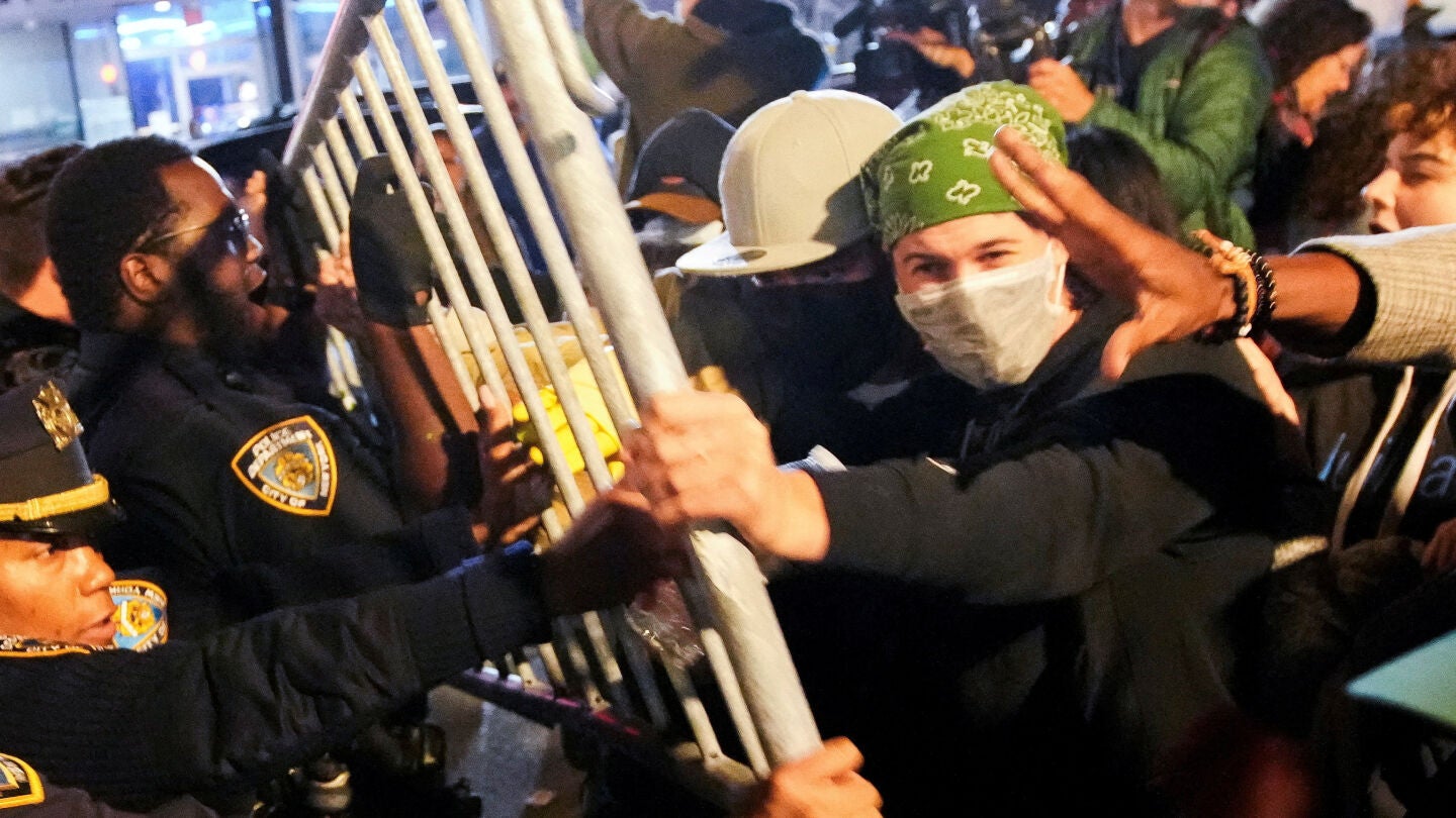 Protesta en el hospital donde fue trasladada una persona herida en un tiroteo en el que presuntamente participaron agentes del ICE, en Manhattan, Nueva York