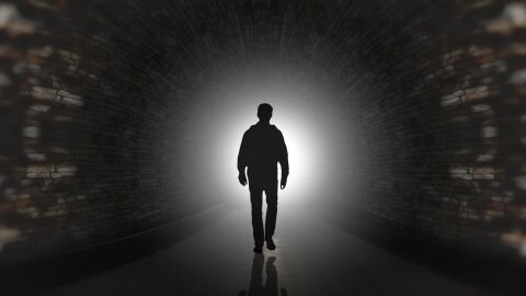 Persona en un túnel oscuro