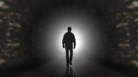 Persona en un túnel oscuro Persona en un túnel oscuro