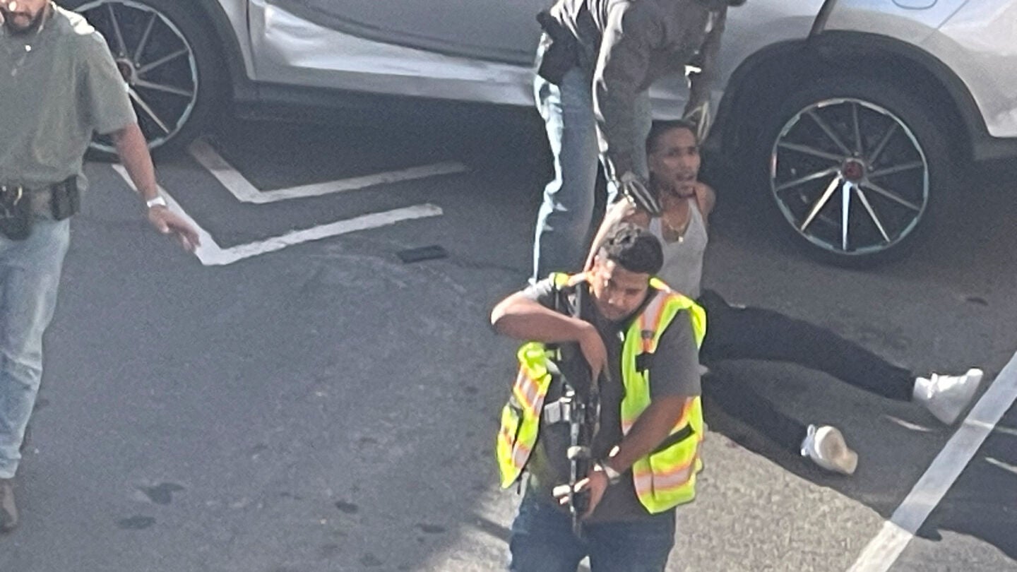 Un hombre es detenido despu&eacute;s de un tiroteo que, seg&uacute;n informes, involucr&oacute; a oficiales del ICE en la ciudad de Nueva York, EEUU