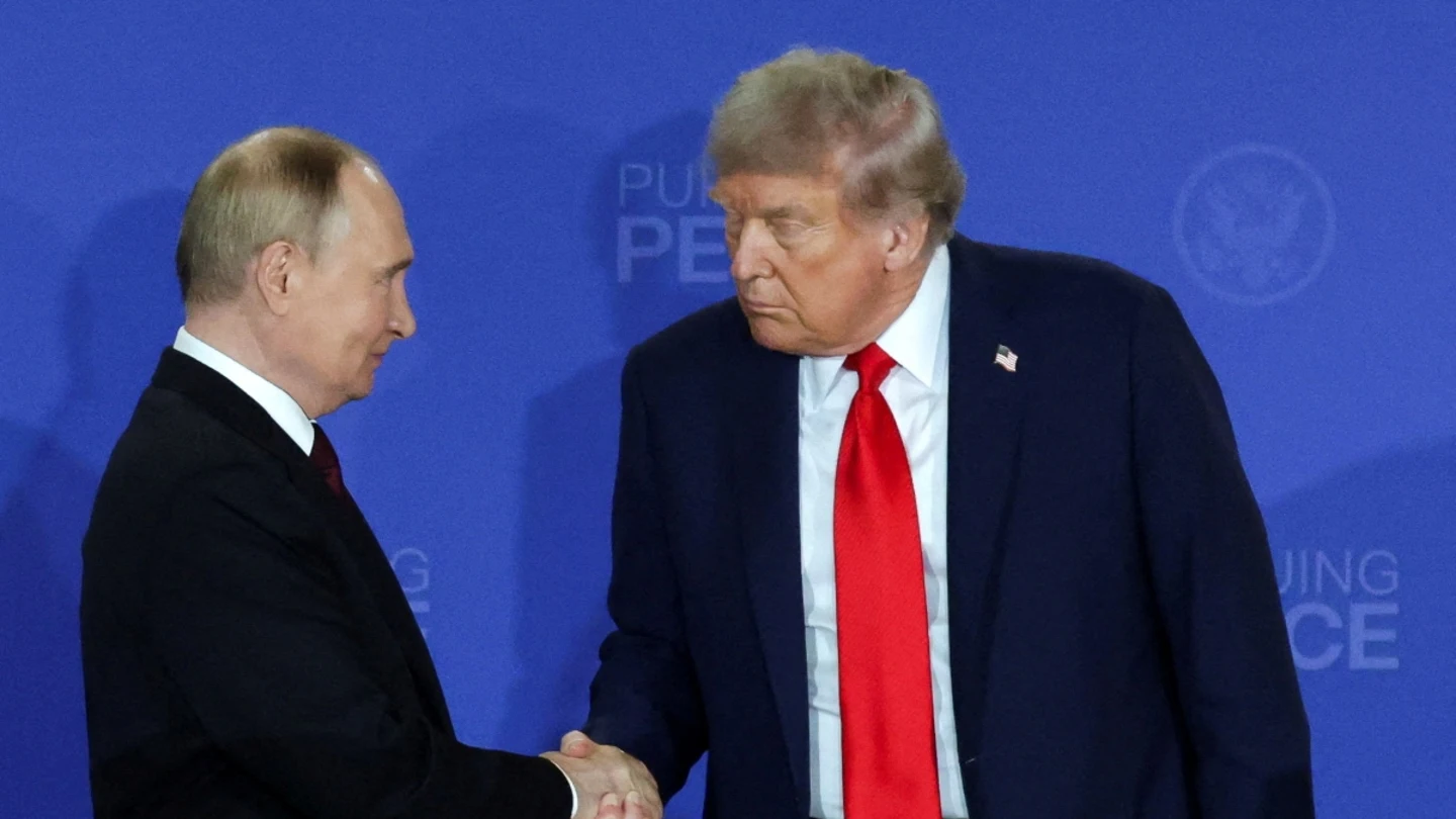 A la izquierda, Putin; a la derecha, Trump A la izquierda, Putin; a la derecha, Trump