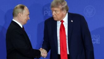 A la izquierda, Putin; a la derecha, Trump