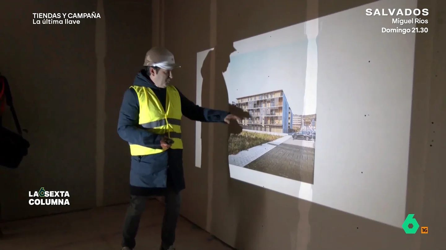 El modelo cooperativo de vivienda que ya empieza a andar en Navarra: edificio público, pero el inquilino lo usa como si fuera propietario Javier Burón, gerente de la empresa pública de vivienda del Gobierno de Navarra, explica a laSexta Columna en qué consiste esta iniciativa que involucra a ayuntamientos, Administración foral y grupos de cooperativistas donde el inquilino deja de temer que le echen o le suban el alquiler.