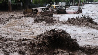 Vista general de veh&iacute;culos afectados por un aluvi&oacute;n en la comuna de Las Condes.
